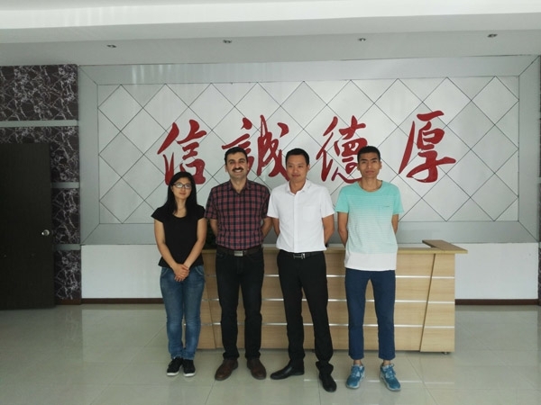 M. Reza Rousta先生與創(chuàng)想儀器總經(jīng)理、外貿(mào)經(jīng)理等合影
